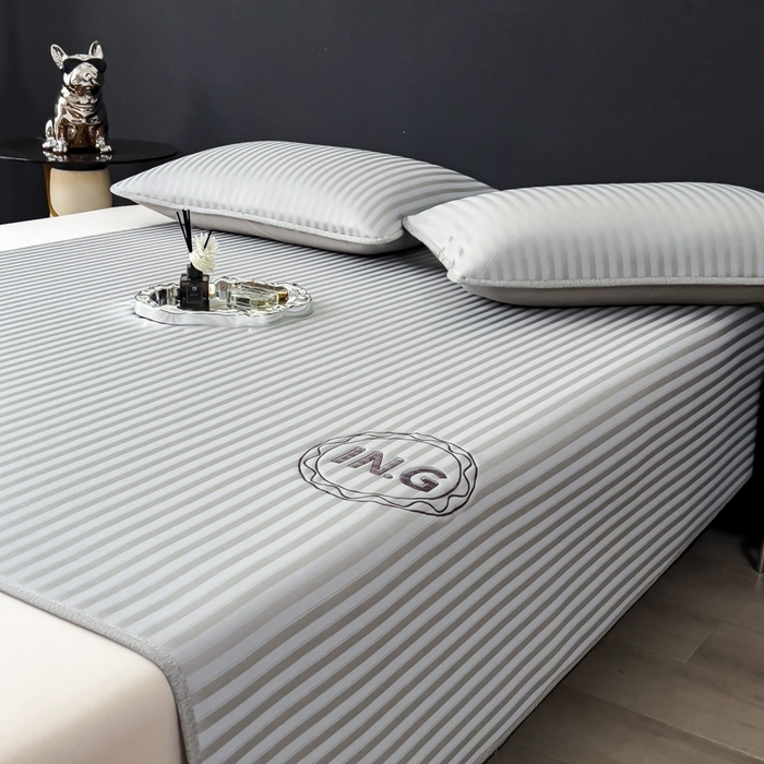 91家纺网 家纺一手货源 找家纺 印季家纺 2026新款刺绣冰感条纹全锦凉席席子三件套 冰烟灰-平铺款