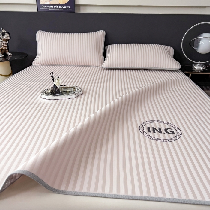 91家纺网 家纺一手货源 找家纺 印季家纺 2026新款刺绣冰感条纹全锦凉席席子三件套 冰莓粉-平铺款