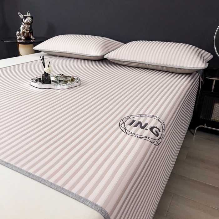 91家纺网 家纺一手货源 找家纺 印季家纺 2026新款刺绣冰感条纹全锦凉席席子三件套 冰莓粉-平铺款