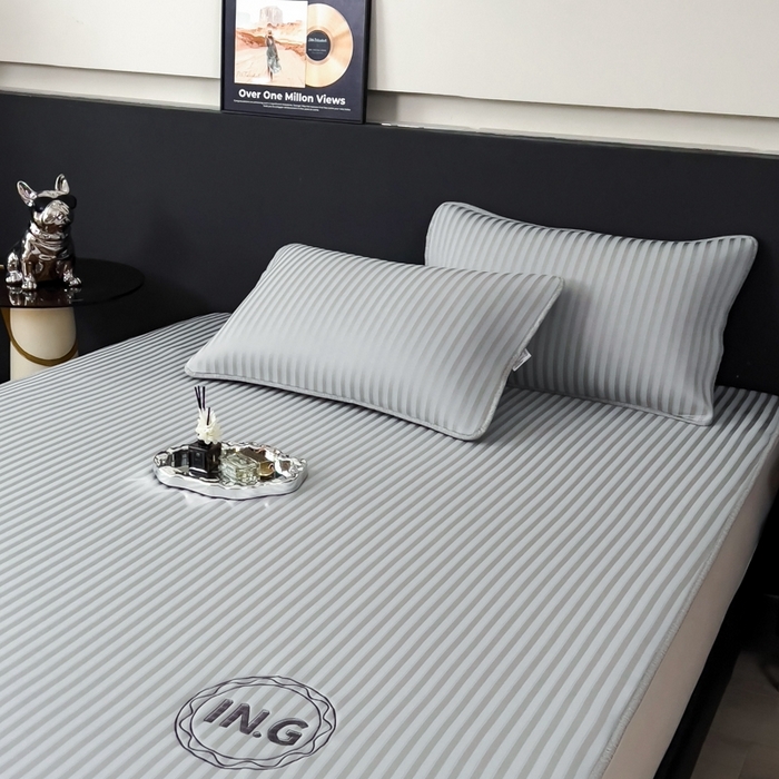 91家纺网 家纺一手货源 找家纺 印季家纺 2026新款刺绣冰感条纹全锦凉席席子三件套 冰烟灰-平铺款