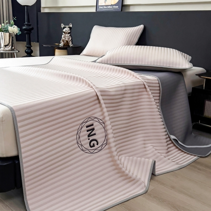 91家纺网 家纺一手货源 找家纺 印季家纺 2026新款刺绣冰感条纹全锦凉席席子三件套 冰莓粉-平铺款