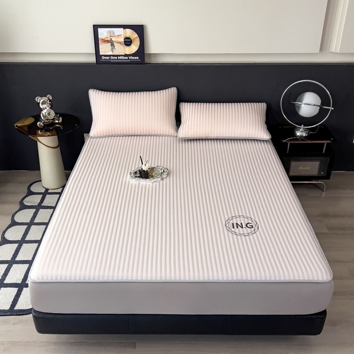 91家纺网 家纺一手货源 找家纺 印季家纺 2026新款刺绣冰感条纹全锦凉席席子三件套 冰莓粉-床笠款