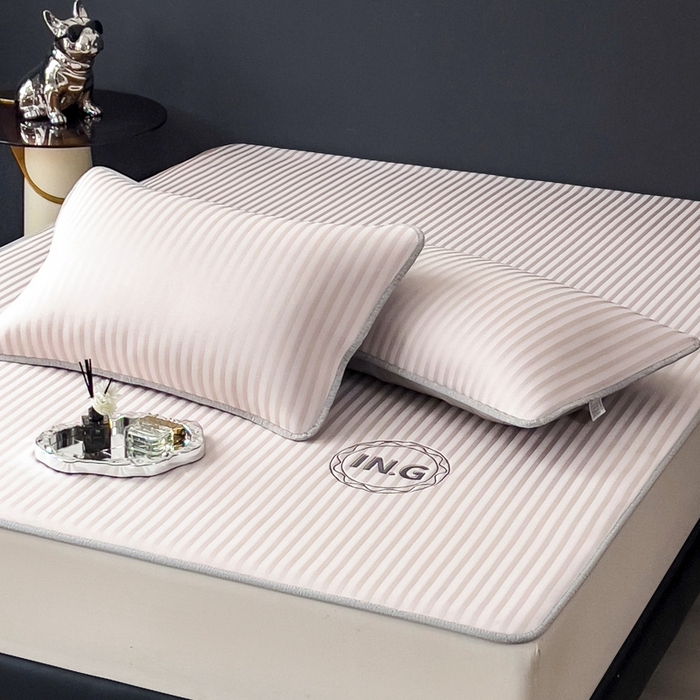 91家纺网 家纺一手货源 找家纺 印季家纺 2026新款刺绣冰感条纹全锦凉席席子三件套 冰莓粉-平铺款