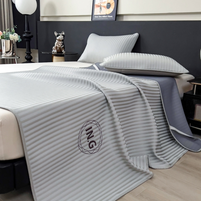 91家纺网 家纺一手货源 找家纺 印季家纺 2026新款刺绣冰感条纹全锦凉席席子三件套 冰烟灰-平铺款