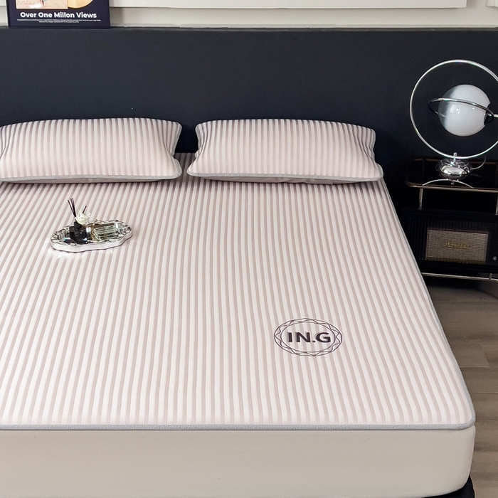 91家纺网 家纺一手货源 找家纺 印季家纺 2026新款刺绣冰感条纹全锦凉席席子三件套 冰莓粉-平铺款