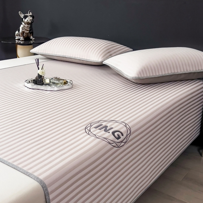 91家纺网 家纺一手货源 找家纺 印季家纺 2026新款刺绣冰感条纹全锦凉席席子三件套 冰莓粉-平铺款