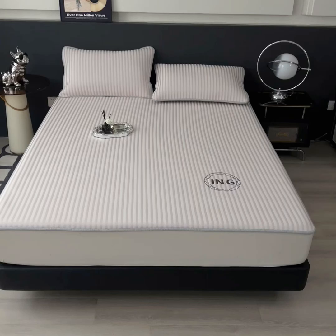 91家纺网 家纺一手货源 找家纺 印季家纺 2026新款刺绣冰感条纹全锦凉席席子三件套 冰莓粉-平铺款