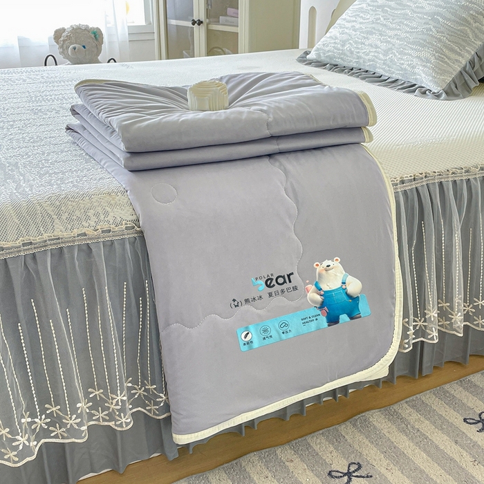 91家纺网 家纺一手货源 找家纺 铠畅家纺  2026新款冰豆豆PE高分子凉感印花床裙款凉席三件套 幸运树系列 幸运树-灰