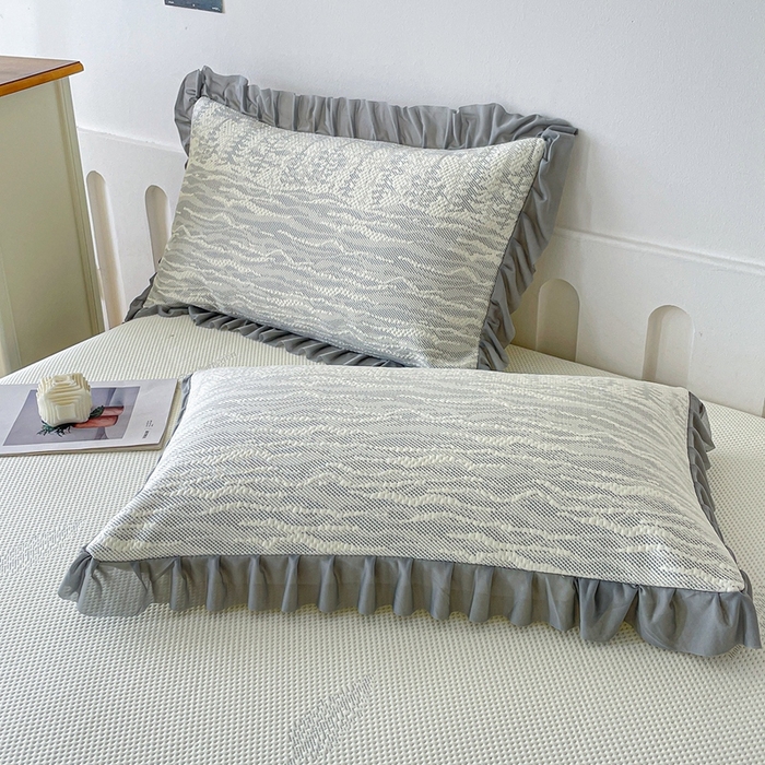 91家纺网 家纺一手货源 找家纺 铠畅家纺  2026新款冰豆豆PE高分子凉感印花床裙款凉席三件套 幸运树系列 幸运树-灰