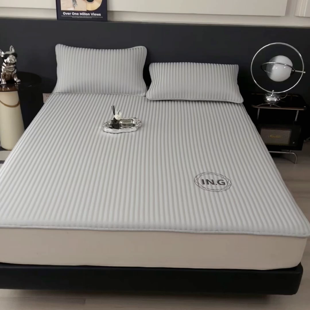 91家纺网 家纺一手货源 找家纺 印季家纺 2026新款刺绣冰感条纹全锦凉席席子三件套 冰烟灰-平铺款