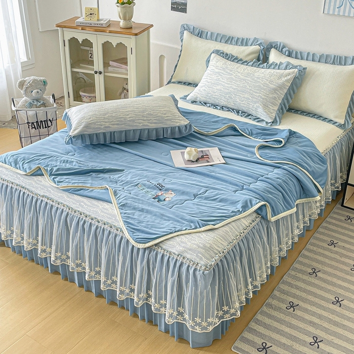 91家纺网 家纺一手货源 找家纺 铠畅家纺  2026新款冰豆豆PE高分子凉感印花床裙款凉席三件套 幸运树系列 幸运树-蓝