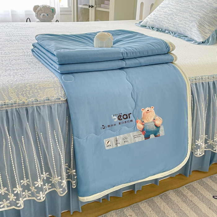 91家纺网 家纺一手货源 找家纺 铠畅家纺  2026新款冰豆豆PE高分子凉感印花床裙款凉席三件套 幸运树系列 幸运树-蓝