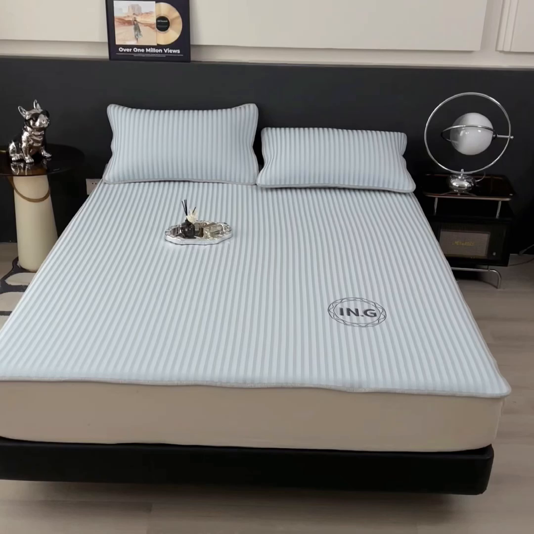 91家纺网 家纺一手货源 找家纺 印季家纺 2026新款刺绣冰感条纹全锦凉席席子三件套 冰川蓝-平铺款