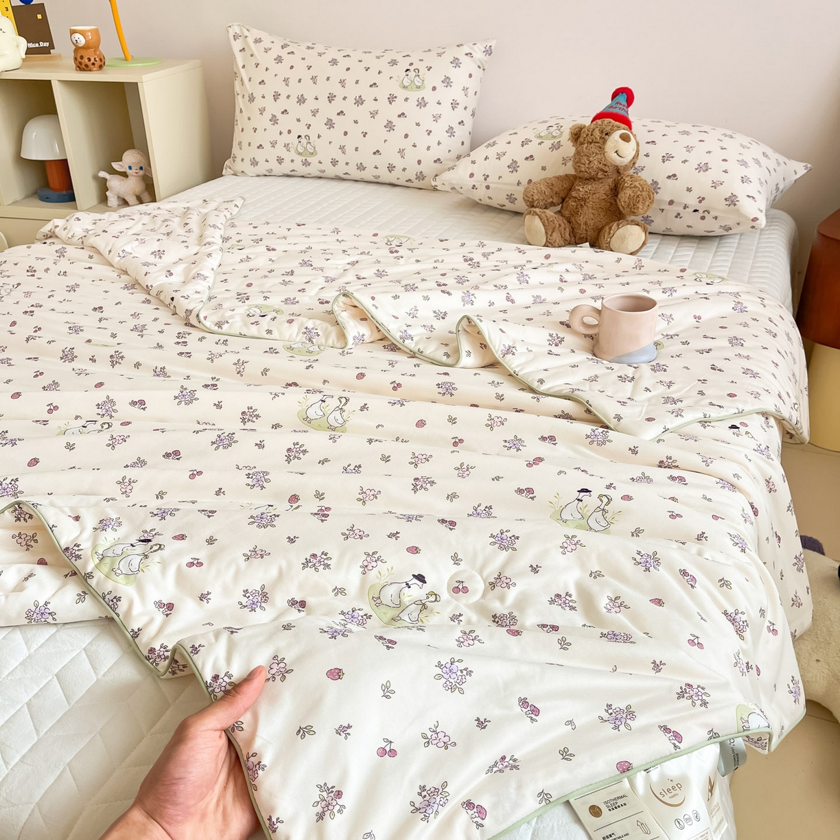 91家纺网 家纺一手货源 找家纺 一加一 2026新款A类牛奶丝针织棉大豆夏被夏凉被空调被 你好鸭！