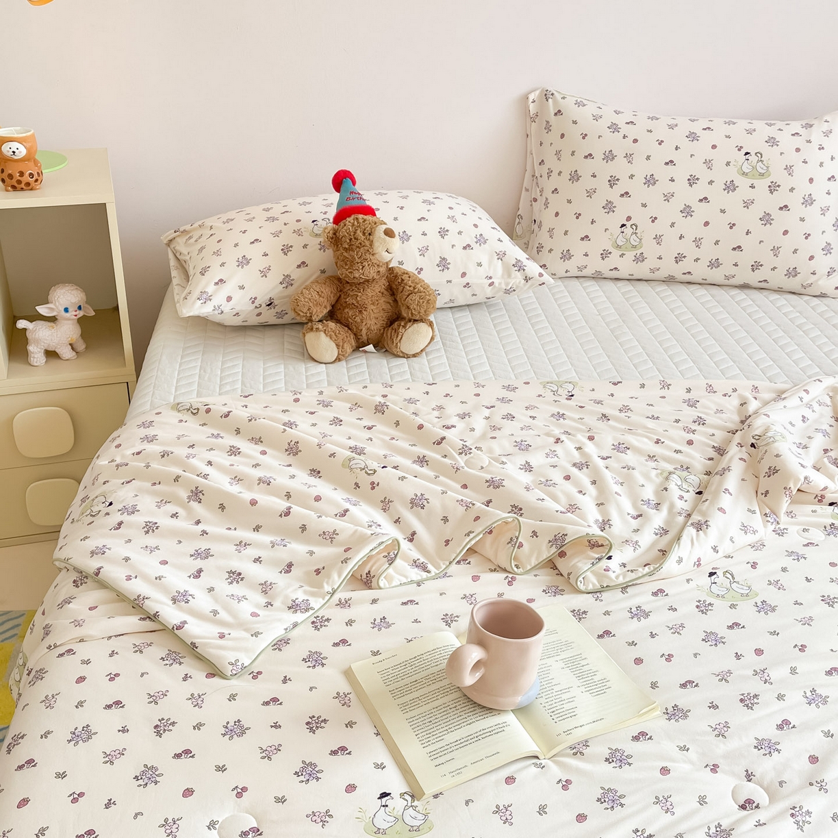 91家纺网 家纺一手货源 找家纺 一加一 2026新款A类牛奶丝针织棉大豆夏被夏凉被空调被 你好鸭！