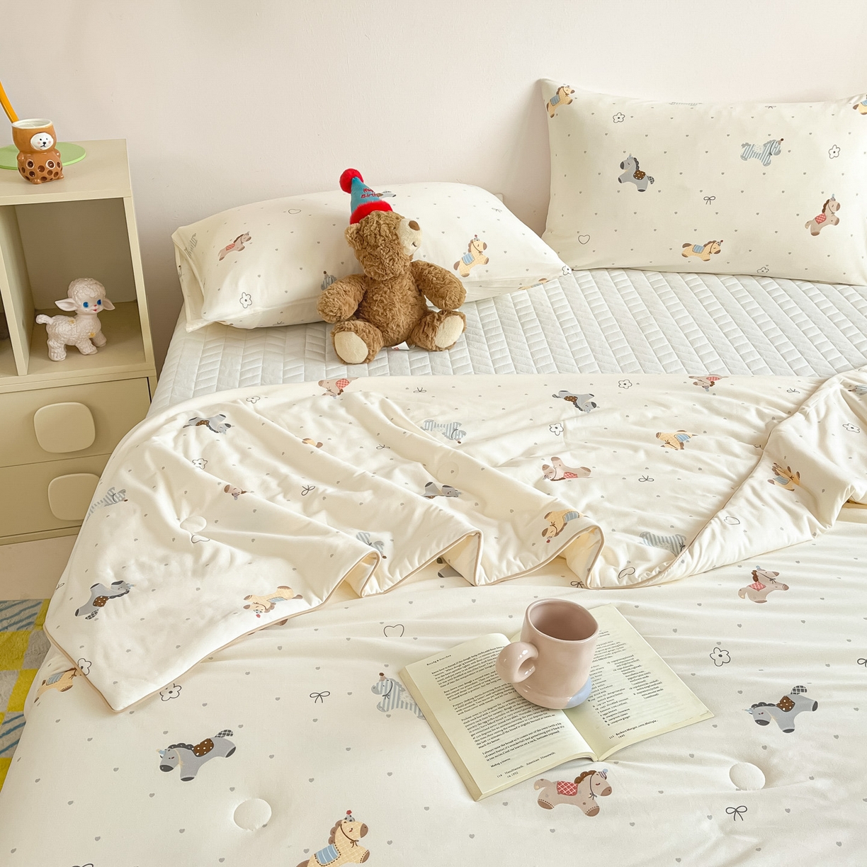 91家纺网 家纺一手货源 找家纺 一加一 2026新款A类牛奶丝针织棉大豆夏被夏凉被空调被 快乐小马驹