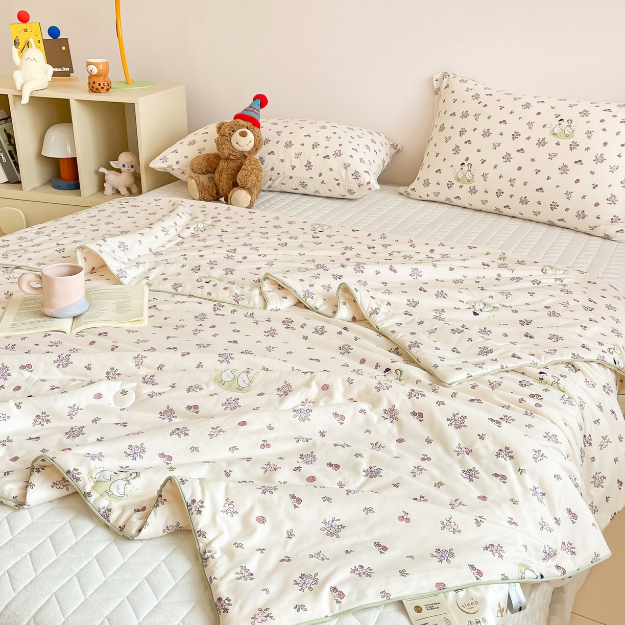 91家纺网 家纺一手货源 找家纺 一加一 2026新款A类牛奶丝针织棉大豆夏被夏凉被空调被 你好鸭！