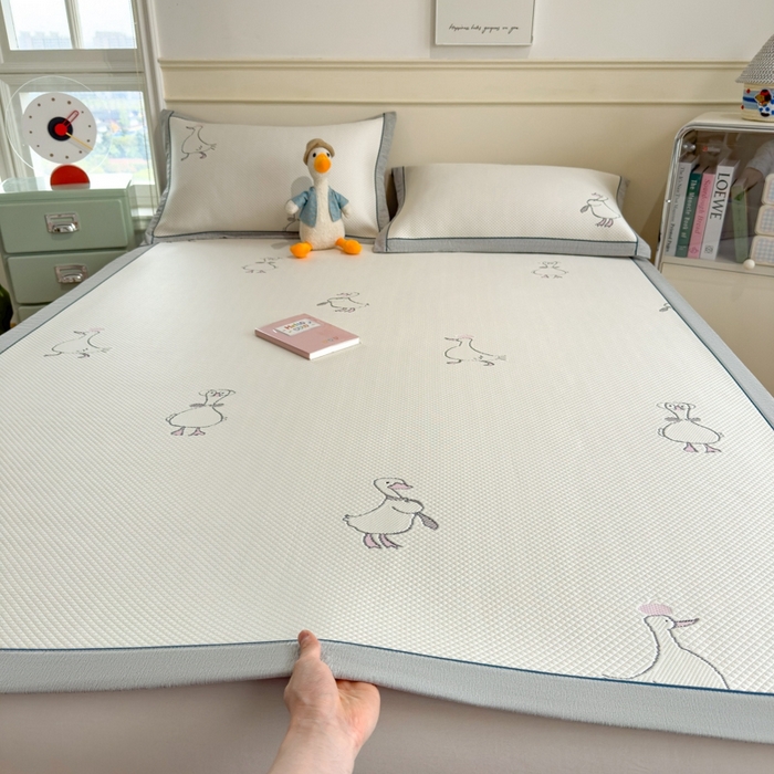 91家纺网 家纺一手货源 找家纺 印季家纺 2026新款卡通凉感提花豆豆席凉席席子三件套 大白鹅