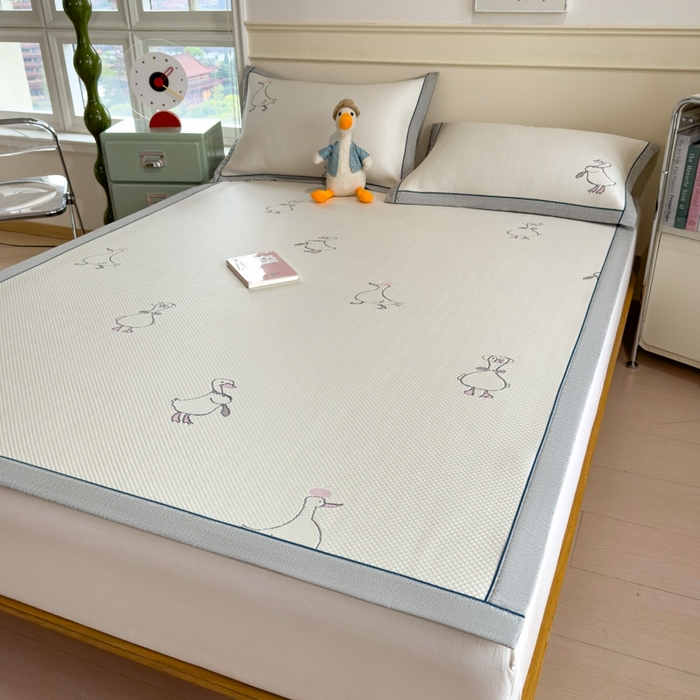 91家纺网 家纺一手货源 找家纺 印季家纺 2026新款卡通凉感提花豆豆席凉席席子三件套 大白鹅