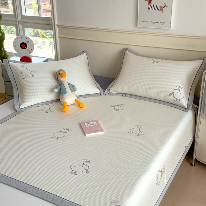 91家纺网 家纺一手货源 找家纺 印季家纺 2026新款卡通凉感提花豆豆席凉席席子三件套 大白鹅