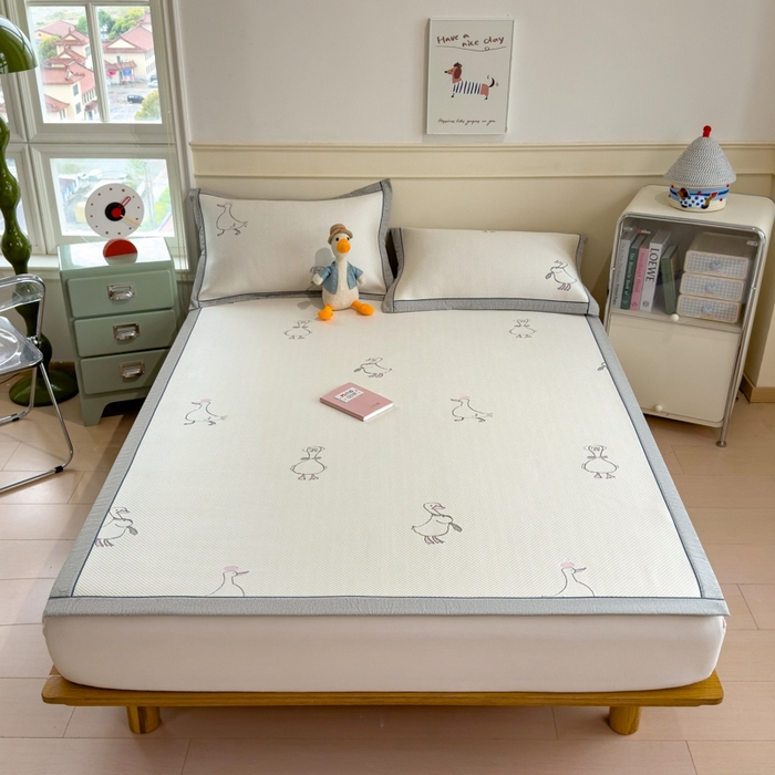 91家纺网 家纺一手货源 找家纺 印季家纺 2026新款卡通凉感提花豆豆席凉席席子三件套 大白鹅