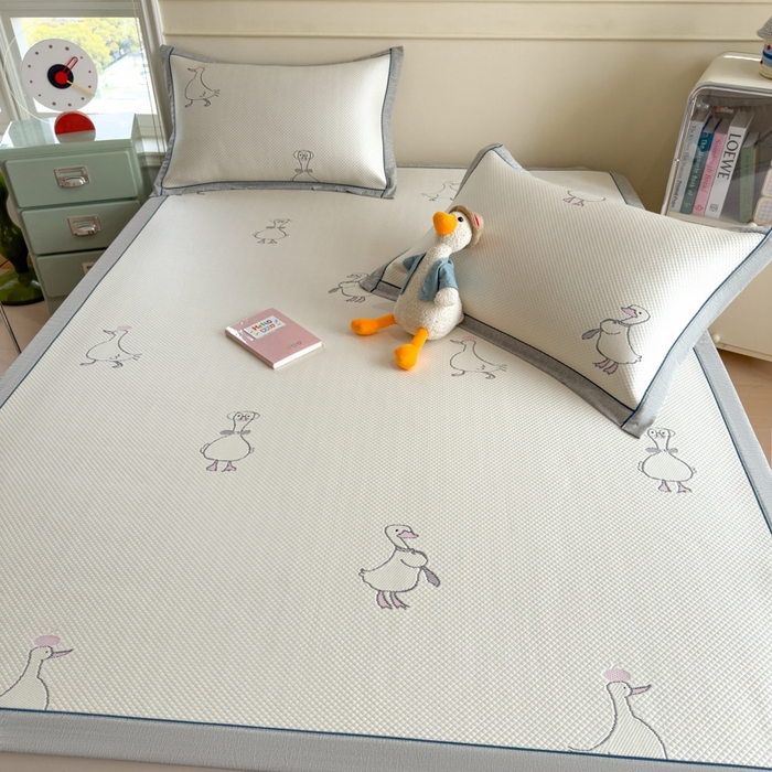 91家纺网 家纺一手货源 找家纺 印季家纺 2026新款卡通凉感提花豆豆席凉席席子三件套 大白鹅