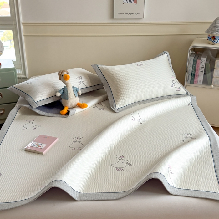 91家纺网 家纺一手货源 找家纺 印季家纺 2026新款卡通凉感提花豆豆席凉席席子三件套 大白鹅