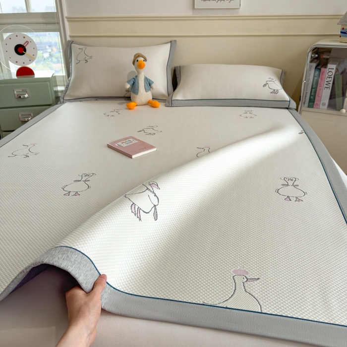 91家纺网 家纺一手货源 找家纺 印季家纺 2026新款卡通凉感提花豆豆席凉席席子三件套 大白鹅