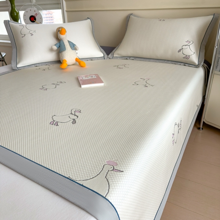 91家纺网 家纺一手货源 找家纺 印季家纺 2026新款卡通凉感提花豆豆席凉席席子三件套 大白鹅