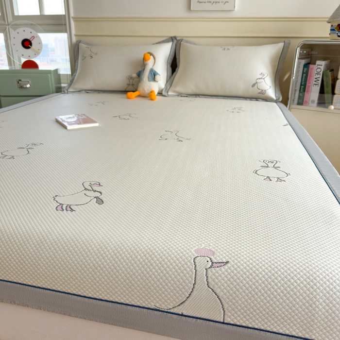 91家纺网 家纺一手货源 找家纺 印季家纺 2026新款卡通凉感提花豆豆席凉席席子三件套 大白鹅