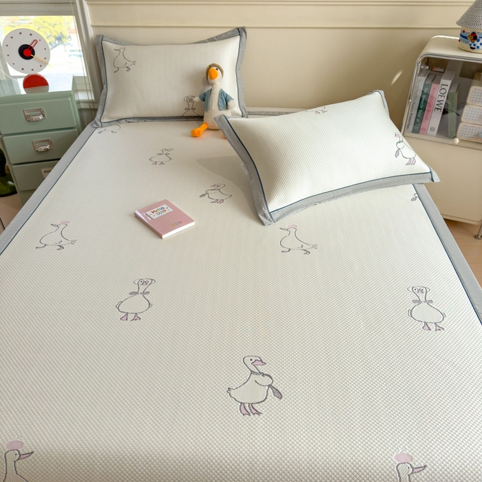 91家纺网 家纺一手货源 找家纺 印季家纺 2026新款卡通凉感提花豆豆席凉席席子三件套 大白鹅