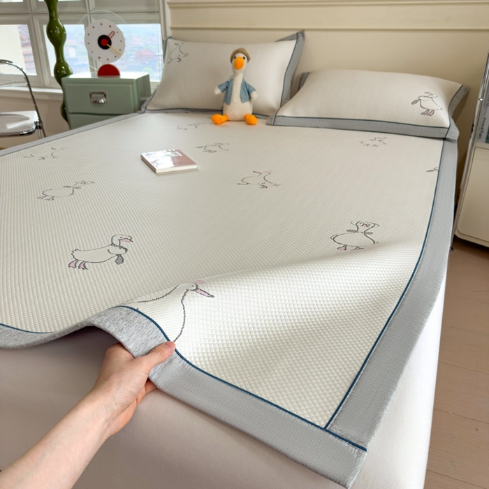 91家纺网 家纺一手货源 找家纺 印季家纺 2026新款卡通凉感提花豆豆席凉席席子三件套 大白鹅