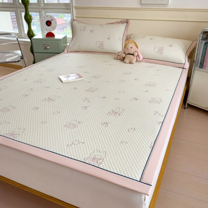 91家纺网 家纺一手货源 找家纺 印季家纺 2026新款卡通凉感提花豆豆席凉席席子三件套 粉粉兔