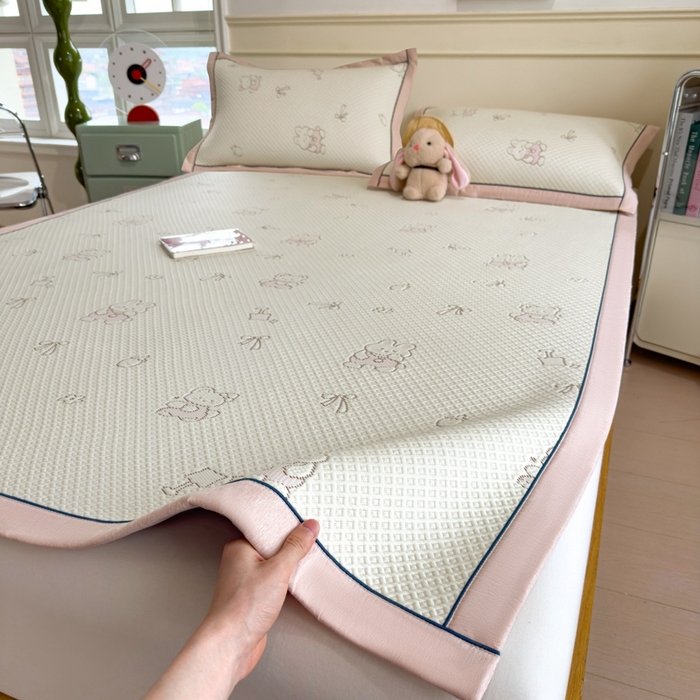 91家纺网 家纺一手货源 找家纺 印季家纺 2026新款卡通凉感提花豆豆席凉席席子三件套 粉粉兔