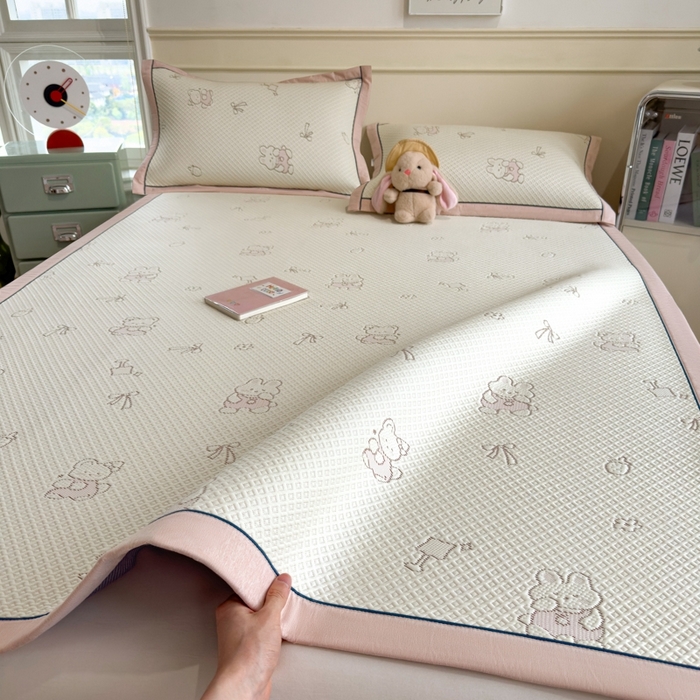 91家纺网 家纺一手货源 找家纺 印季家纺 2026新款卡通凉感提花豆豆席凉席席子三件套 粉粉兔
