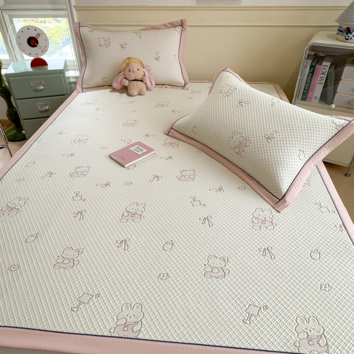 91家纺网 家纺一手货源 找家纺 印季家纺 2026新款卡通凉感提花豆豆席凉席席子三件套 粉粉兔