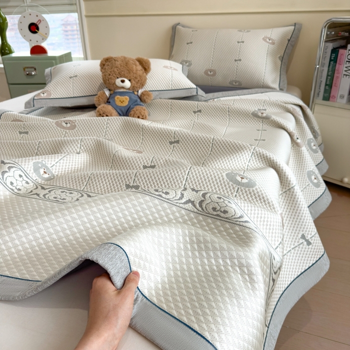 91家纺网 家纺一手货源 找家纺 印季家纺 2026新款卡通凉感提花豆豆席凉席席子三件套 条纹熊