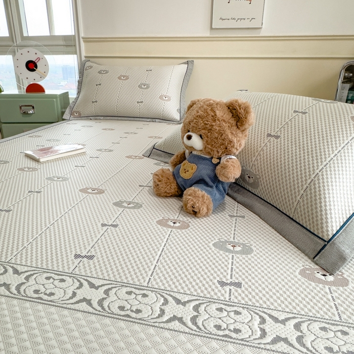 91家纺网 家纺一手货源 找家纺 印季家纺 2026新款卡通凉感提花豆豆席凉席席子三件套 条纹熊