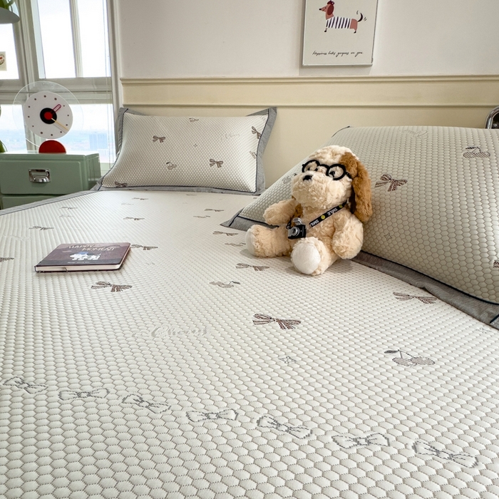 91家纺网 家纺一手货源 找家纺 印季家纺 2026新款卡通凉感提花豆豆席凉席席子三件套 蝴蝶结