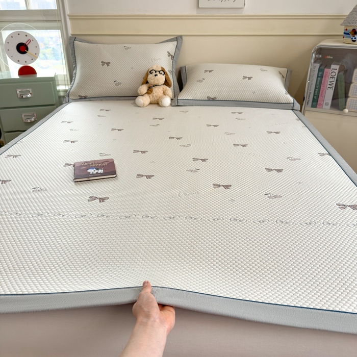 91家纺网 家纺一手货源 找家纺 印季家纺 2026新款卡通凉感提花豆豆席凉席席子三件套 蝴蝶结