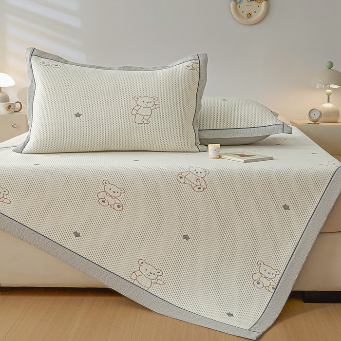 91家纺网 家纺一手货源 找家纺 印季家纺 2026新款卡通凉感提花豆豆席凉席席子三件套 熊宝宝