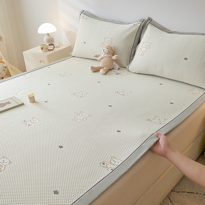 91家纺网 家纺一手货源 找家纺 印季家纺 2026新款卡通凉感提花豆豆席凉席席子三件套 熊宝宝