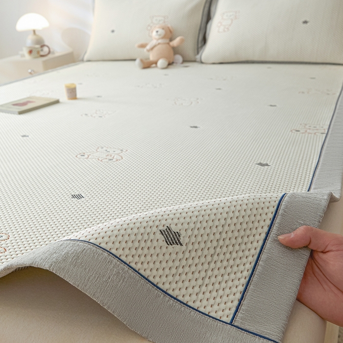 91家纺网 家纺一手货源 找家纺 印季家纺 2026新款卡通凉感提花豆豆席凉席席子三件套 熊宝宝