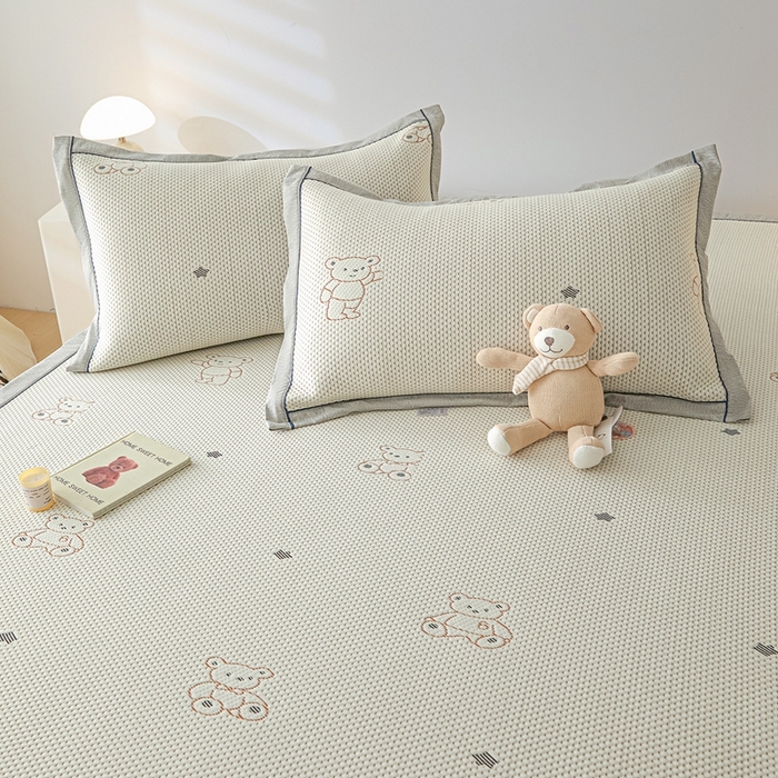 91家纺网 家纺一手货源 找家纺 印季家纺 2026新款卡通凉感提花豆豆席凉席席子三件套 熊宝宝