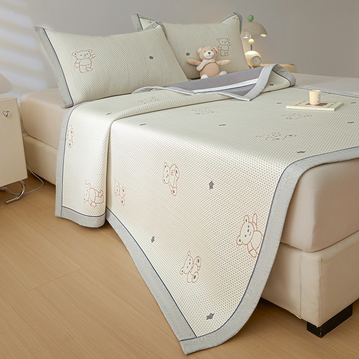 91家纺网 家纺一手货源 找家纺 印季家纺 2026新款卡通凉感提花豆豆席凉席席子三件套 熊宝宝