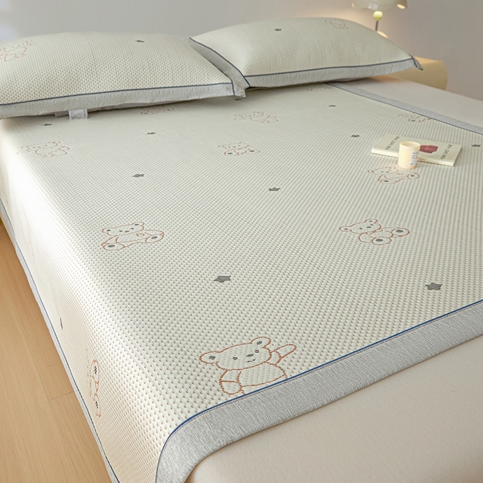 91家纺网 家纺一手货源 找家纺 印季家纺 2026新款卡通凉感提花豆豆席凉席席子三件套 熊宝宝