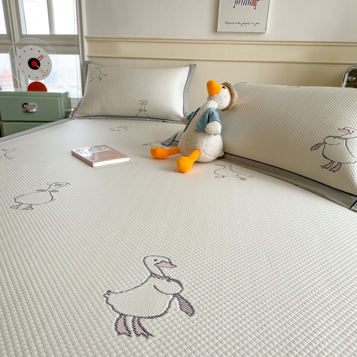 91家纺网 家纺一手货源 找家纺 印季家纺 2026新款卡通凉感提花豆豆席凉席席子三件套 大白鹅