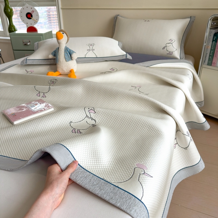 91家纺网 家纺一手货源 找家纺 印季家纺 2026新款卡通凉感提花豆豆席凉席席子三件套 大白鹅