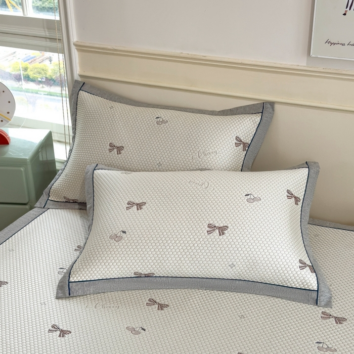 91家纺网 家纺一手货源 找家纺 印季家纺 2026新款卡通凉感提花豆豆席凉席席子三件套 蝴蝶结