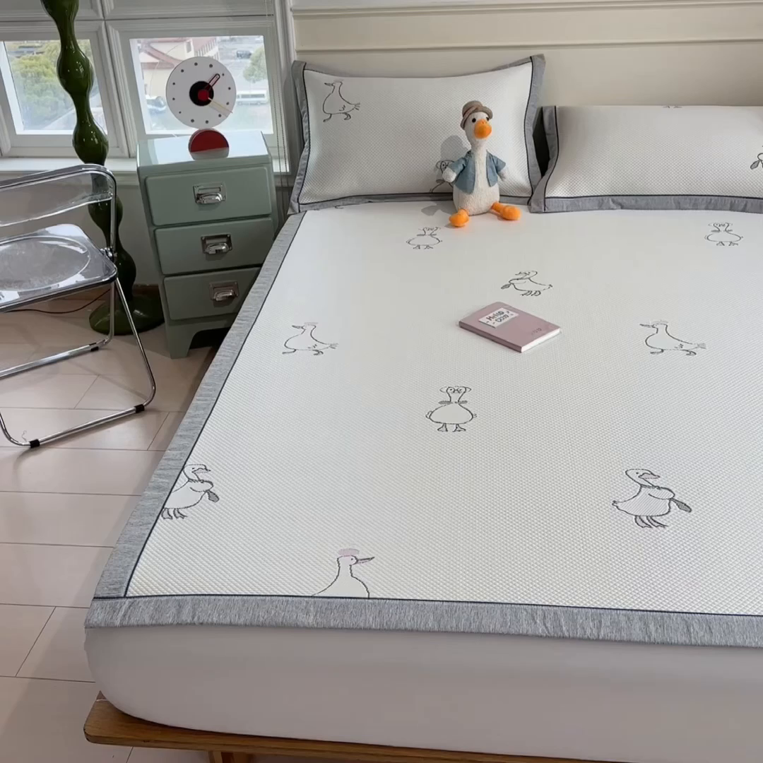 91家纺网 家纺一手货源 找家纺 印季家纺 2026新款卡通凉感提花豆豆席凉席席子三件套 大白鹅